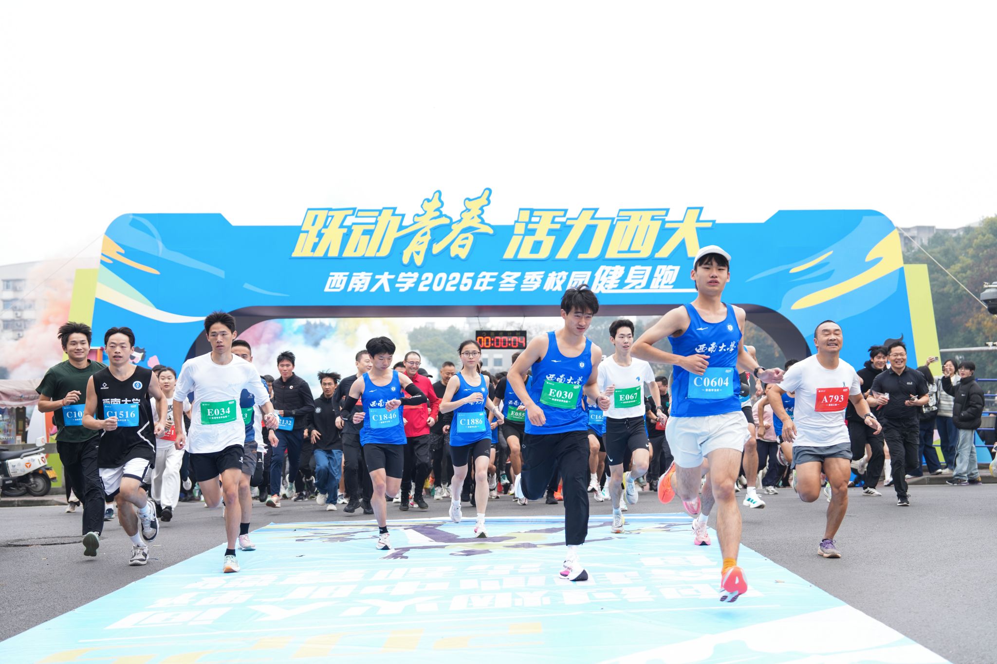 文件名称:12月19日,西南大学举行2025年冬季校园健身跑,3000余名师生乐享冬季健身乐趣。周久淞 摄 (5).jpg原图大小:3.52MB
